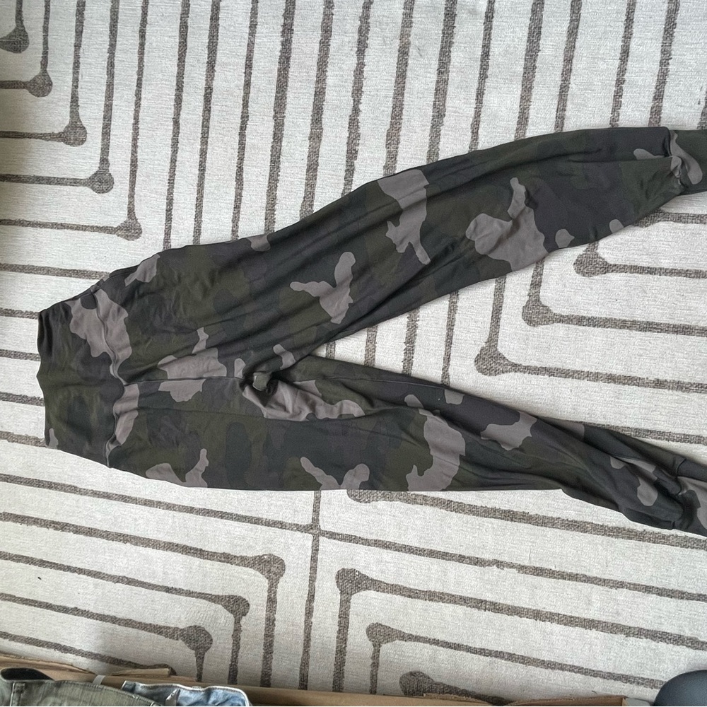 Camo joggers size small shapewear